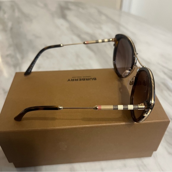 BURBERRY: Tortoise Sunglasses with Brown Lenses